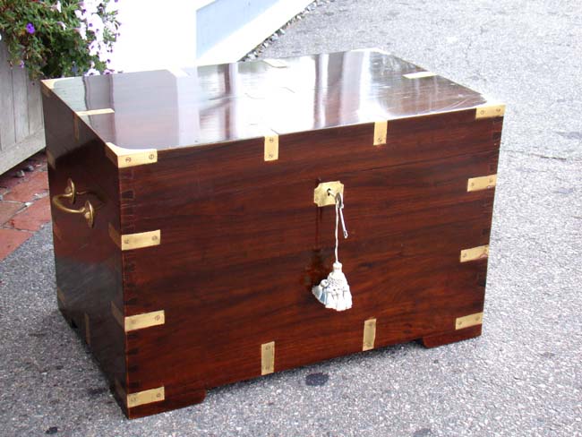 A fine late Victorian brass mounted Rosewood Regimental Silver Chest circa 1880 — image 2